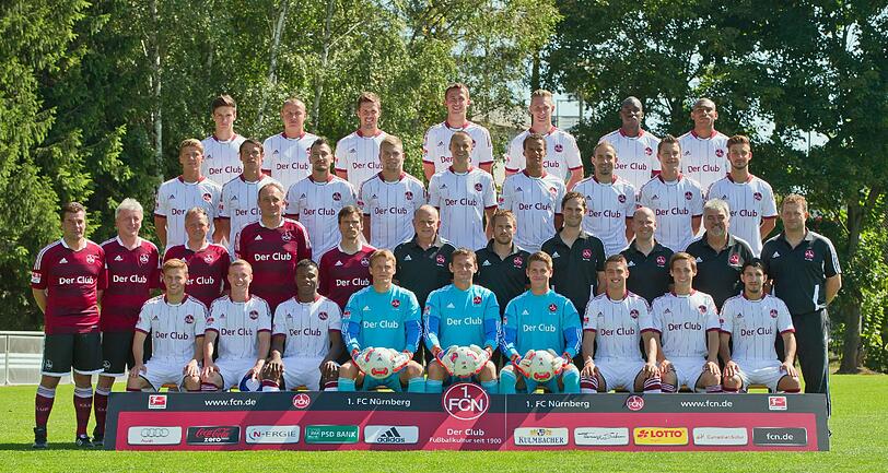 Mannschaftsfoto des 1. FC Nürnberg: Obere Reihe (l-r): Noah Korczowski, Adam Hlousek, Per Nilsson, Tomas Pekhart, Sebastian Polter, Wilson Kamavuaka, Marcos Antonio Elios Santos. Zweite Reihe (l-r): Mike Frantz, Markus Feulner, Timo Gebhart, Alexander Esswein, Timmy Simons, Timothy Chandler, Javier Pinola, Hanno Balitsch, Marvin Plattenhardt. Dritte Reihe (l-r): Chef-Trainer Dieter Hecking, Co-Trainer Armin Reutershahn, Co-Trainer Dirk Bremser, Torwart-Trainer Adam Matysek, Athletik- und Reha-Trainer Markus Zidek, Physiotherapeut Sven Brechetsbauer, Physiotherapeut Sascha Rurainski, Team-Arzt Matthias Brem, Zeugwart Günter Vogt, Zeugwart und Busfahrer Udo Rauh. Untere Reihe (l-r): Julian Wießmeier, Markus Mendler, Roussel Ngankam, Alexander Stephan, Raphael Schäfer, Patrick Rakovsky, Robert Mak, Philipp Klement, Almog Cohen. Es Fehlen Hiroshi Kiyotake und Timm Klose.
