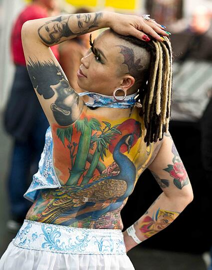 Sie ist eine der Sehenswürdigkeiten auf der Tattoo-Convention: Die Taiwanesin Iris.