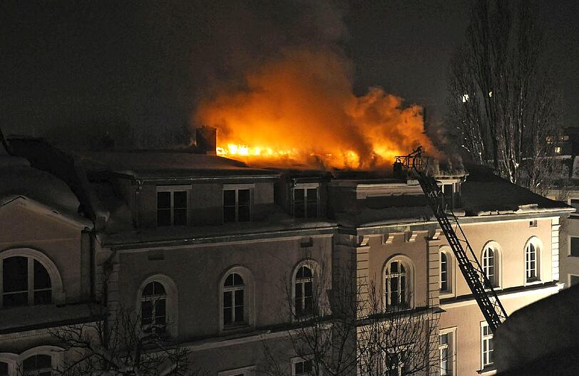 1. Januar: Kurz nach Mitternacht geht der Alarm los. Dachstuhlbrand in einem Haus in der Wilhelmstraße (Schwabing). Ein Fall für die Höhenretter.