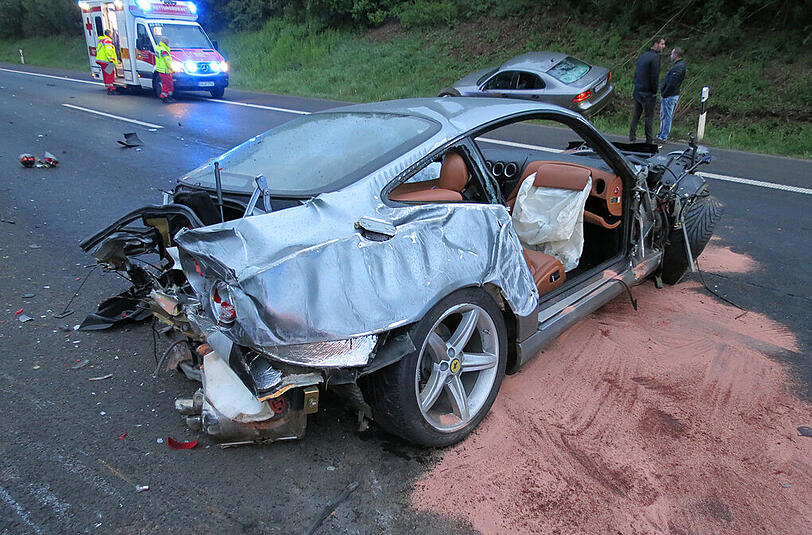 Das Wrack des Ferrari liegt am Sonntag auf der Autobahn Hannover-Kassel (A 7). Der Sportwagen ist komplett ausgebrannt.