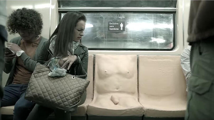 Dieser Sitz in der Metro von Mexiko-Stadt soll auf die sexuellen Übergriffe auf Frauen hinweisen.