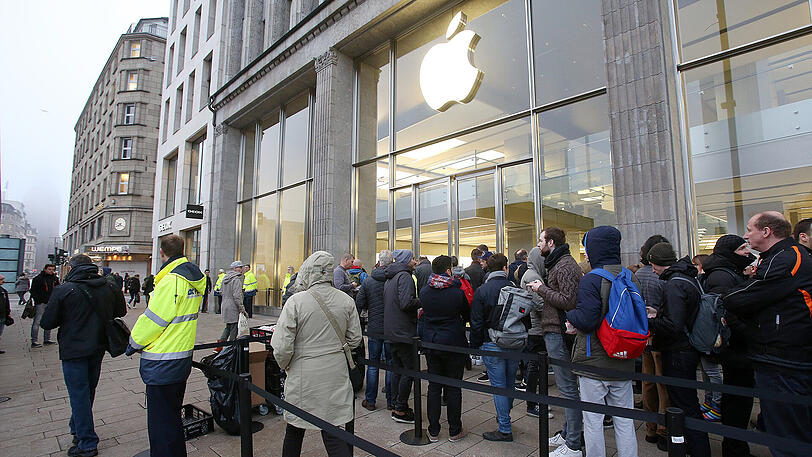 Auch in Hamburg zu sehen: Eine Schlange vor dem Apple-Store.