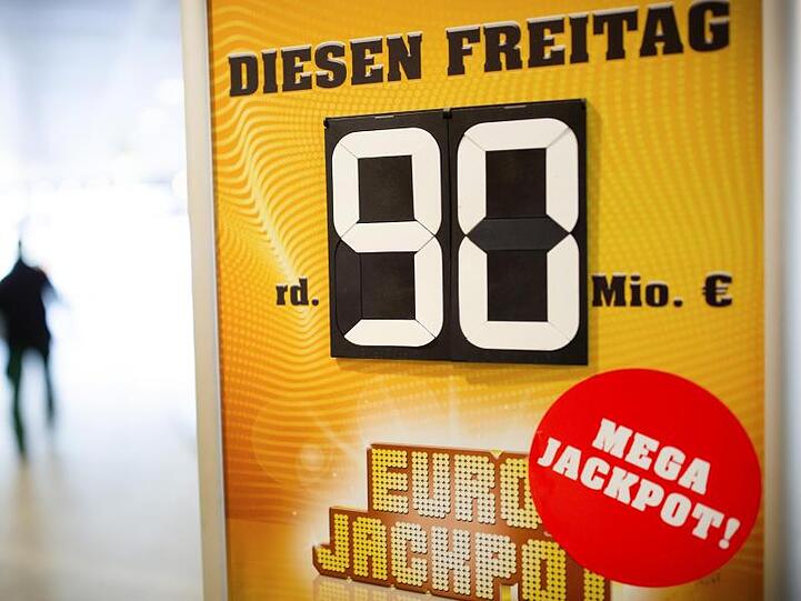 Ein Tipper aus Bayern hat den mit 90 Millionen Euro gefüllten Eurojackpot geknackt.