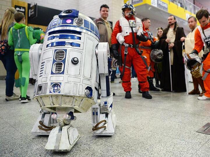 Bei Künstlicher Intelligenz denken die meisten Menschen noch immer an Film-Charakter wie den Knuddel-Roboter R2-D2 aus der Serie "Star Wars" oder die Killermaschine Terminator.