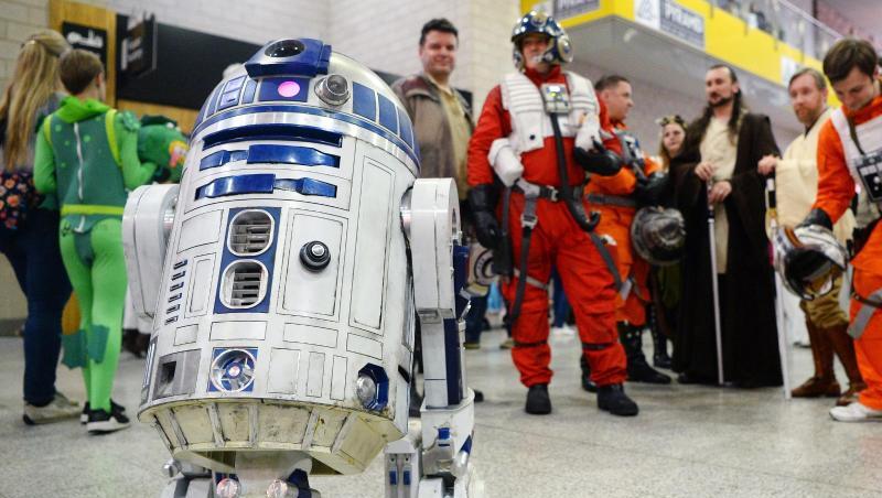 Bei Künstlicher Intelligenz denken die meisten Menschen noch immer an Film-Charakter wie den Knuddel-Roboter R2-D2 aus der Serie "Star Wars" oder die Killermaschine Terminator. Bei Künstlicher Intelligenz denken die meisten Menschen noch immer an Film-Charakter wie den Knuddel-Roboter R2-D2 aus der Serie "Star Wars" oder die Killermaschine Terminator.