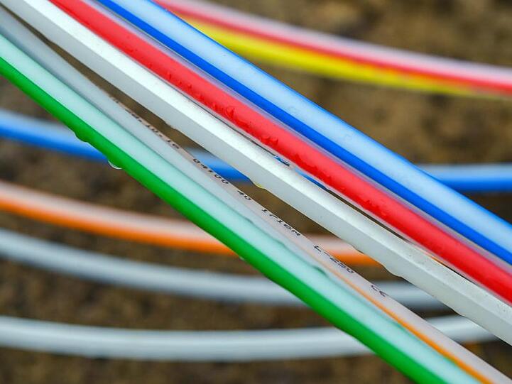 Leerrohre, in die Glasfaserkabel verlegt werden. Die Bundesnetzagentur will Investitionen in das Glasfasernetz erleichtern.