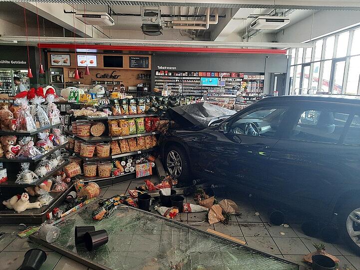 Am Samstagnachmittag krachte ein Auto in den Verkaufsraum einer Germeringer Tankstelle.
