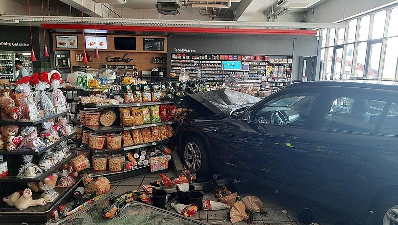 Am Samstagnachmittag krachte ein Auto in den Verkaufsraum einer Germeringer Tankstelle.