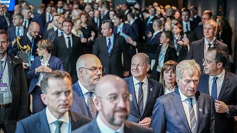 Bundeskanzler Olaf Scholz (M) kommt beim Gipfel des Europarates zum Gruppenfoto.