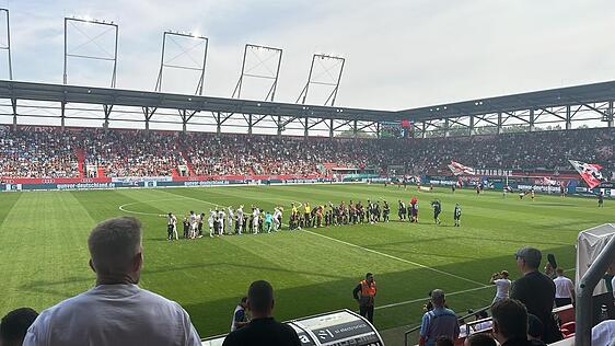 Die Mannschaften begeben sich aufs Feld.