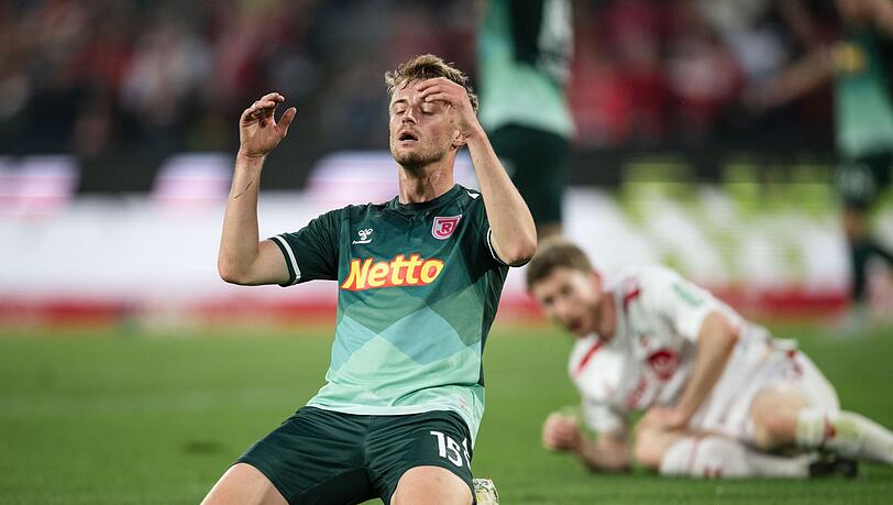 Ein Bild mit Symbolkraft: Jahn-Profi Sebastian Ernst reagiert in Köln enttäuscht nach einer Torchance.