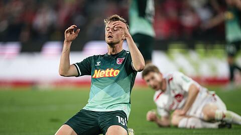 Ein Bild mit Symbolkraft: Jahn-Profi Sebastian Ernst reagiert in Köln enttäuscht nach einer Torchance.