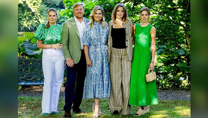 Die niederländische Königsfamilie - Amalia, Willem-Alexander, Máxima, Ariane und Alexia (v.l.) - posierte im Schlossgarten.