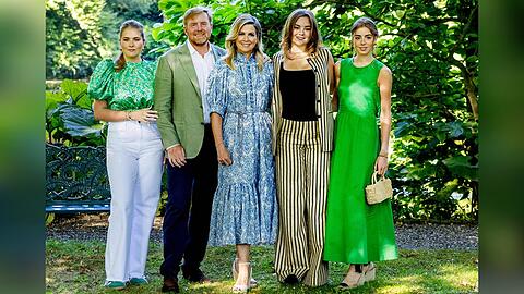 Die niederländische Königsfamilie - Amalia, Willem-Alexander, Máxima, Ariane und Alexia (v.l.) - posierte im Schlossgarten.