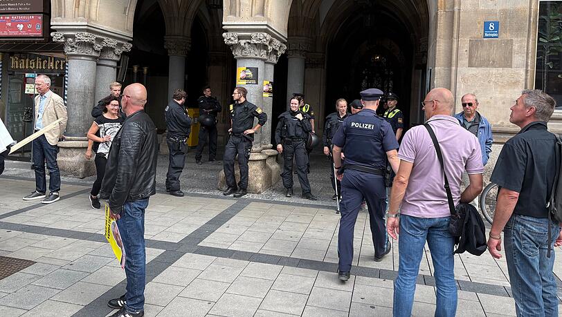 Zwischenzeitlich hatten sich ein paar Taxi-Protestler auf den Innenhof des Rathauses verirrt. Die Polizei machte ihnen schnell klar, dass der Demo-Ort vor dem Ludwig-Beck.-Kaufhaus liege. Zwischenzeitlich hatten sich ein paar Taxi-Protestler auf den Innenhof des Rathauses verirrt. Die Polizei machte ihnen schnell klar, dass der Demo-Ort vor dem Ludwig-Beck.-Kaufhaus liege.