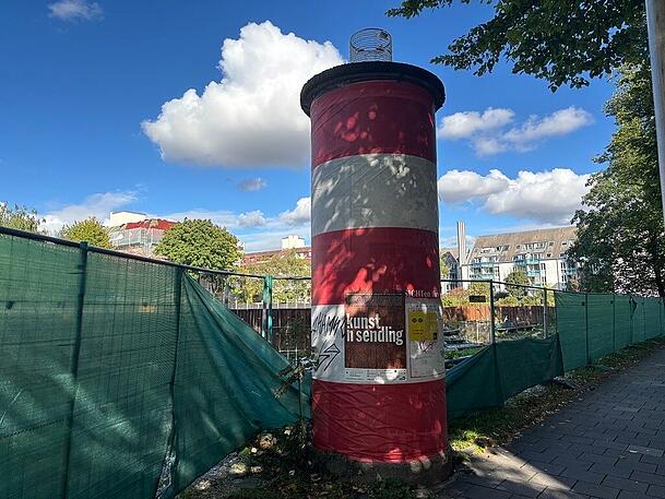 Der Bauherr hat einen grünen Sichtschutz rund um das Sendlinger Loch angebracht. Der wird allerdings immer wieder heruntergerissen.