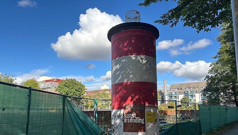 Der Bauherr hat einen grünen Sichtschutz rund um das Sendlinger Loch angebracht. Der wird allerdings immer wieder heruntergerissen. Der Bauherr hat einen grünen Sichtschutz rund um das Sendlinger Loch angebracht. Der wird allerdings immer wieder heruntergerissen.