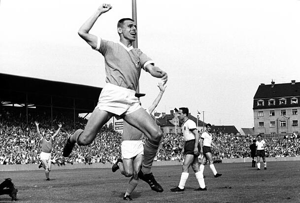 Friedhelm Konietzka (bejubelt seinen Treffer zum 1:0im Derby in der Saison 1965/66.