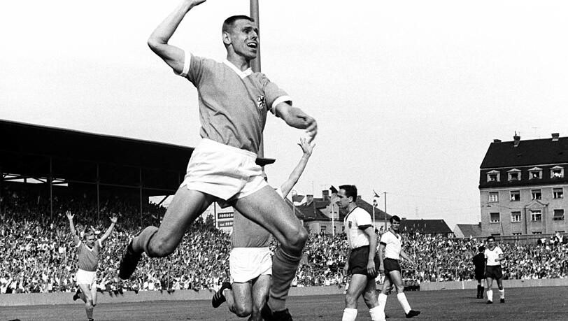 Friedhelm Konietzka (bejubelt seinen Treffer zum 1:0im Derby in der Saison 1965/66.