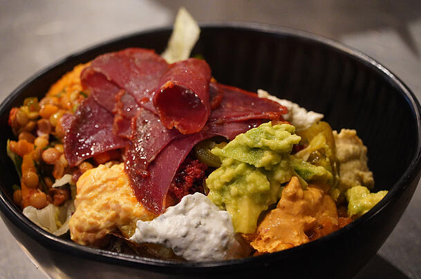 So sehen die Ofenkartoffeln mit Saucen und türkischem Schinken im Kara Kazan aus. So sehen die Ofenkartoffeln mit Saucen und türkischem Schinken im Kara Kazan aus.