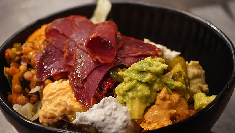 So sehen die Ofenkartoffeln mit Saucen und t&uuml;rkischem Schinken im Kara Kazan aus.