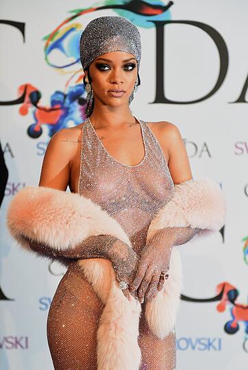 Po, Rücken, Brüste - die Bilder von Rihannas Auftritt beim Council of Designer of America Award in New York.