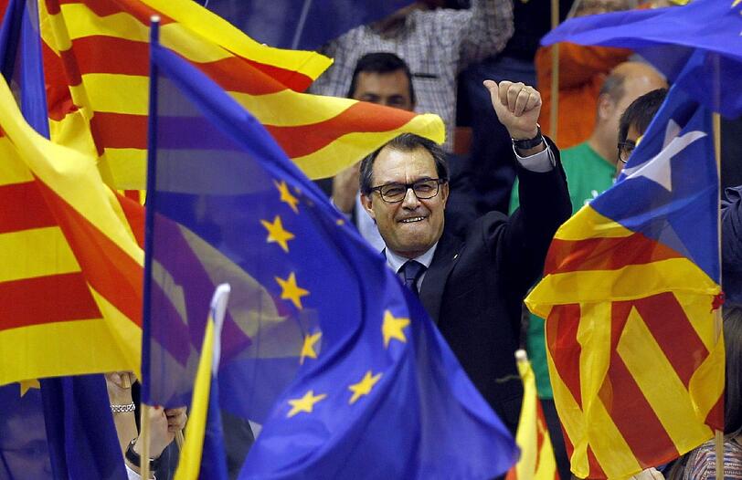 Kataloniens Regierungschef Artur Mas (M.) will die Unabhängigkeit von Spanien durchsetzen.