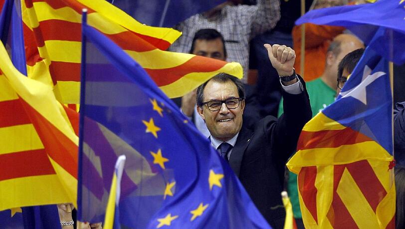 Kataloniens Regierungschef Artur Mas (M.) will die Unabhängigkeit von Spanien durchsetzen. Kataloniens Regierungschef Artur Mas (M.) will die Unabhängigkeit von Spanien durchsetzen.