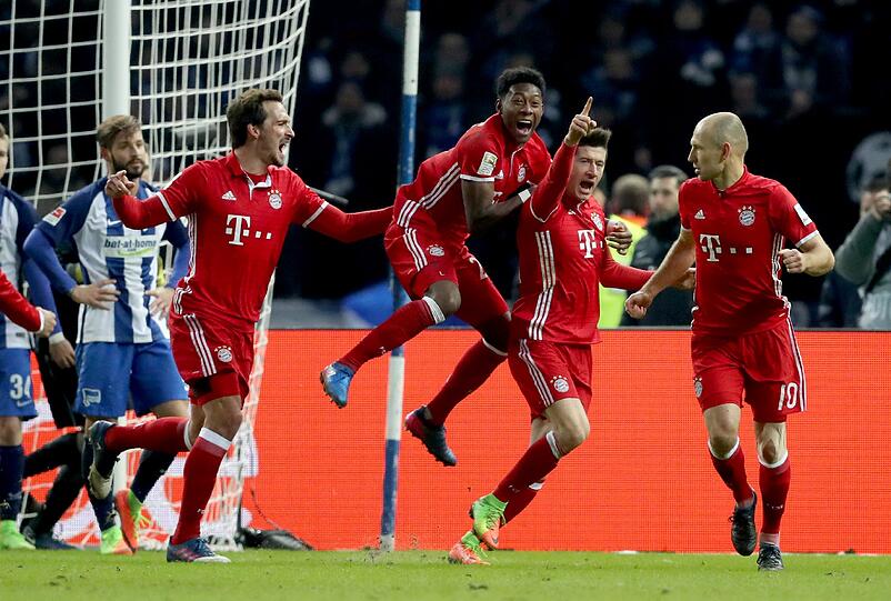 David Alaba: Note 4 - Weil Javi Martínez eine Pause bekam, rückte der Österreicher in die Mitte. Kennt er ja, hat er unter Pep erstmals gemacht. Eine Routine-Rochade. Allerdings merkt man in manchen Zweikampf-Momenten, dass Alaba eben doch kein gelernter Innenverteidiger ist. Scheiterte mit einem Freistoß (89.).