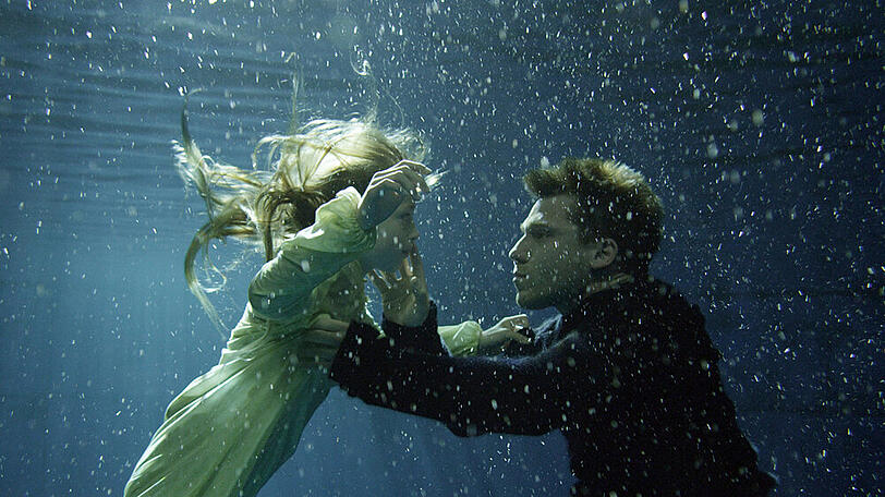 "Engel unter Wasser": Lubosch (Hanno Koffler) will Anna (Johanna Haberland) retten, indem er ihren Mörder findet