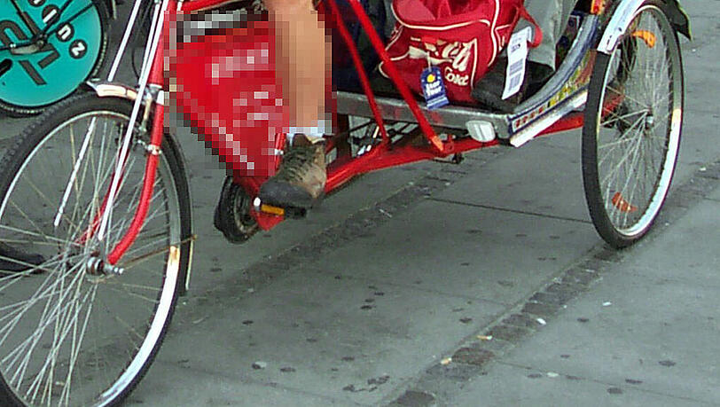 Ein Rikscha-Fahrer ist in München völlig besoffen auf der Stra0ße gefahren. Mit dabei hatte er zwei Fahrgäste. Ein Rikscha-Fahrer ist in München völlig besoffen auf der Stra0ße gefahren. Mit dabei hatte er zwei Fahrgäste.
