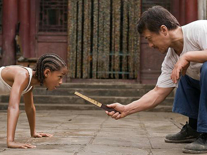 Der Hausmeister der Schule, Mr. Han (Jackie Chan, r.) macht  Dre (Jaden Smith, l.) zum "Karate Kid"