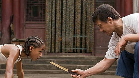 Der Hausmeister der Schule, Mr. Han (Jackie Chan, r.) macht  Dre (Jaden Smith, l.) zum "Karate Kid"