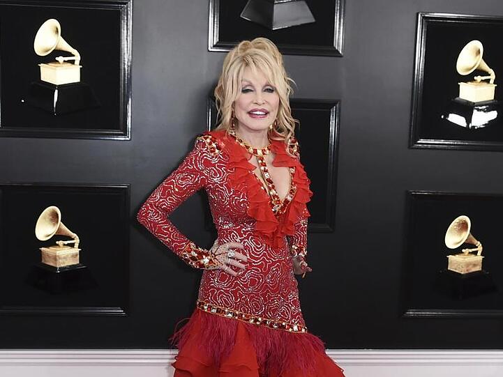 Dolly Parton stimmt auf Weihnachten ein.