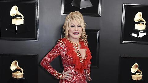 Dolly Parton stimmt auf Weihnachten ein.