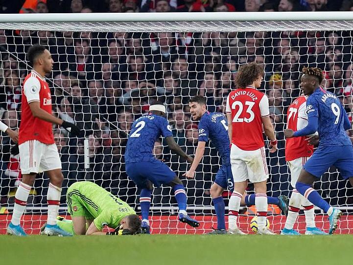 Bernd Leno (2.v.l) reagiert nach seinem Patzer.