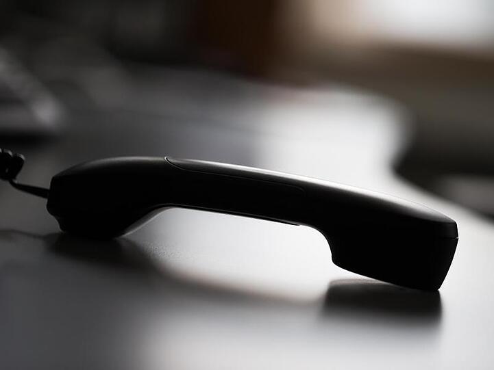Ein abgelegter Telefonhörer. Foto: Rolf Vennenbernd/Archiv
