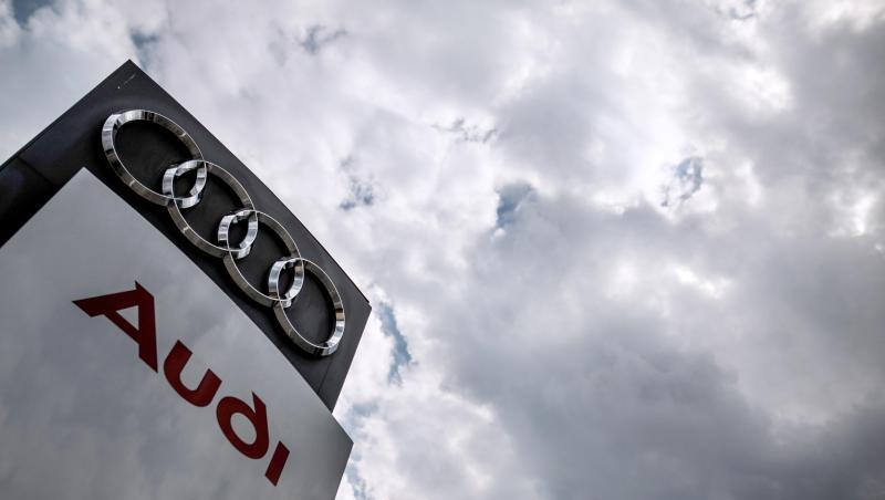 Dunkle Wolken ziehen über eine Stele mit dem Audi-Logo. Foto: Christoph Schmidt/Archivbild Dunkle Wolken ziehen über eine Stele mit dem Audi-Logo. Foto: Christoph Schmidt/Archivbild