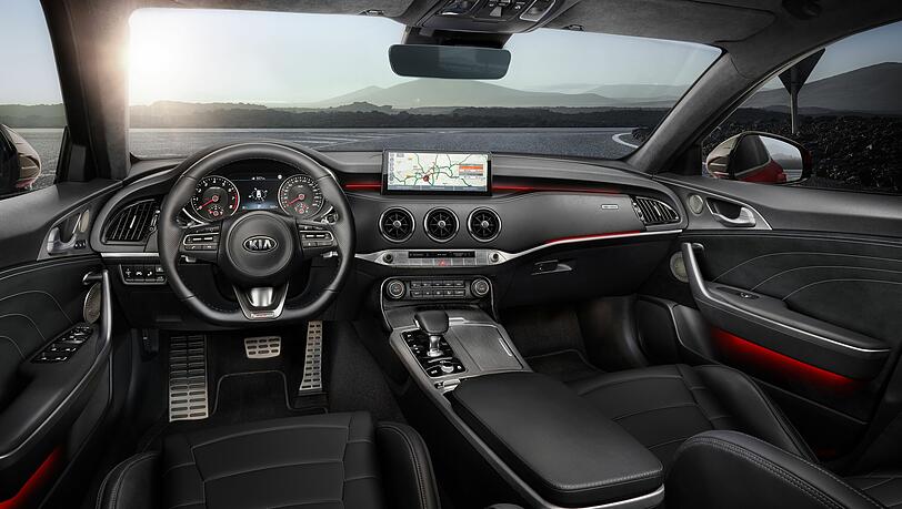Der Stinger-Innenraum empfängt den Piloten mit Nappaleder und einem Harman/Kardon-Soundsystem. Der Stinger-Innenraum empfängt den Piloten mit Nappaleder und einem Harman/Kardon-Soundsystem.