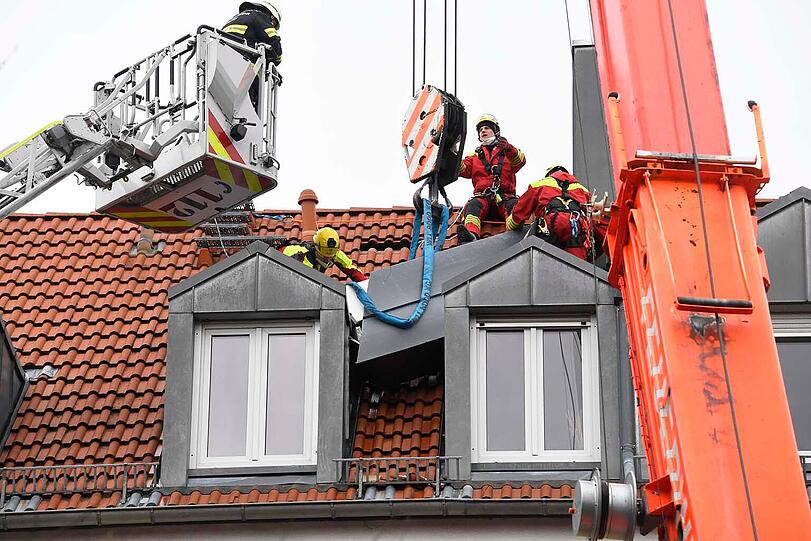 In der Wilramstraße in Ramersdorf stürzte ein tonnenschwerer Dachkamin  ab -  glücklicherweise blieb er zwischen zwei Gauben hängen.