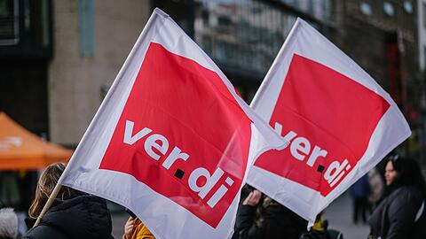 Verdi-Fahnen während einer Demonstration.