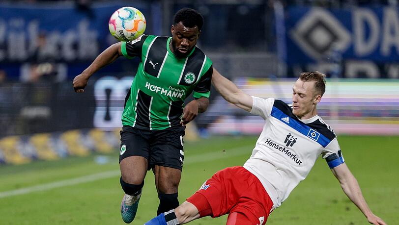 Fürths Afimico Pululu (l) und Hamburgs Sebastian Schonlau kämpfen um den Ball. Fürths Afimico Pululu (l) und Hamburgs Sebastian Schonlau kämpfen um den Ball.