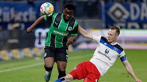Fürths Afimico Pululu (l) und Hamburgs Sebastian Schonlau kämpfen um den Ball.