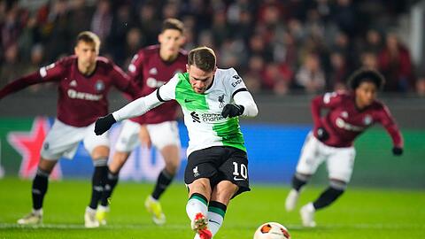 Liverpools Alexis Mac Allister erzielt per Elfmeter den Führungstreffer seiner Mannschaft.
