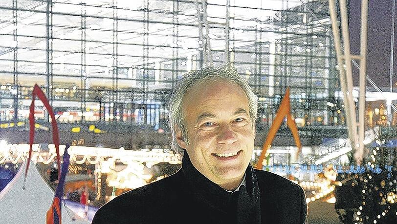 Flughafenmanager Rainer Beeck kann sich sogar am Arbeitsplatz weihnachtlich eindecken. Flughafenmanager Rainer Beeck kann sich sogar am Arbeitsplatz weihnachtlich eindecken.