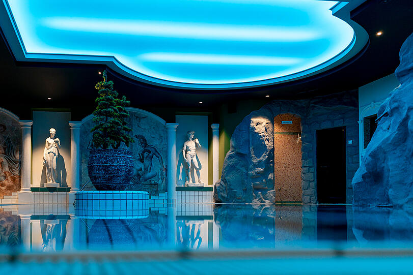 Das im römischen Stil gestaltete Felsenbad verfügt über eine Gegenstromanlage - hier können Sie Ihre Bahnen ziehen oder sich bei wechselnden Aktivprogrammen mit Aqua-Fitness auspowern.