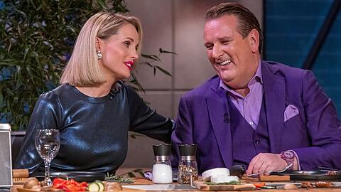 Janna Ensthaler und Ralf D&uuml;mmel genie&szlig;en zum Staffelfinale ein Grillfest mit den anderen L&ouml;wen - mitten im Studio.