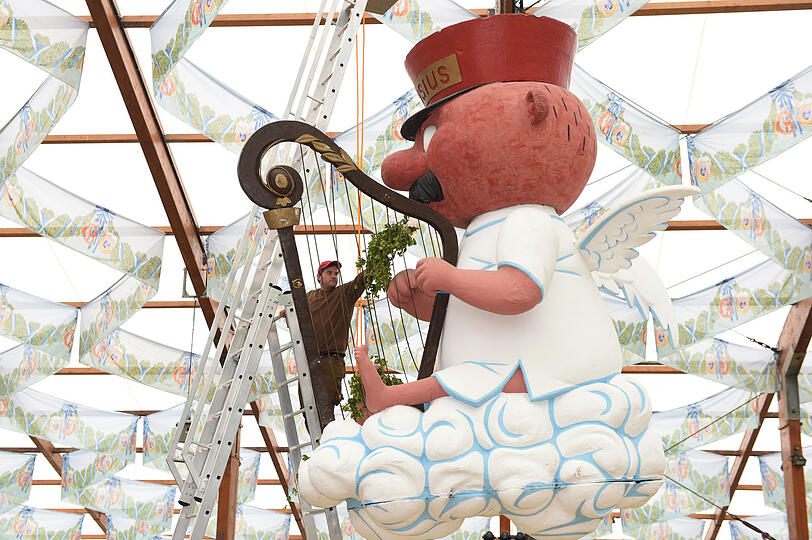 Der Engel Aloisius aus Ludwig Thomas Satire "Der Münchner im Himmel" im Hofbräuzelt auf dem Oktoberfest. Der Engel Aloisius aus Ludwig Thomas Satire "Der Münchner im Himmel" im Hofbräuzelt auf dem Oktoberfest.