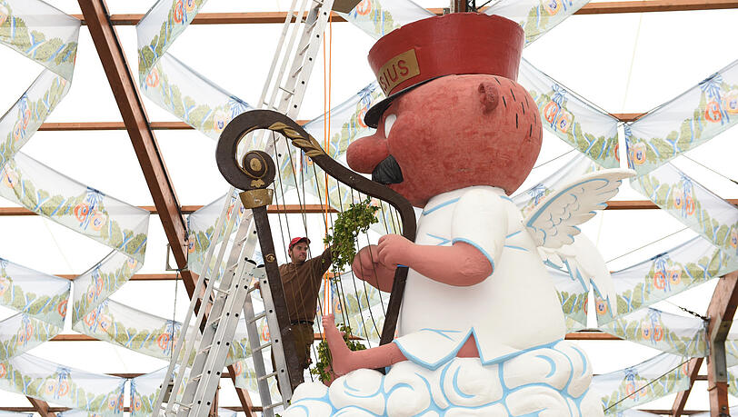 Der Engel Aloisius aus Ludwig Thomas Satire "Der Münchner im Himmel" im Hofbräuzelt auf dem Oktoberfest. Der Engel Aloisius aus Ludwig Thomas Satire "Der Münchner im Himmel" im Hofbräuzelt auf dem Oktoberfest.