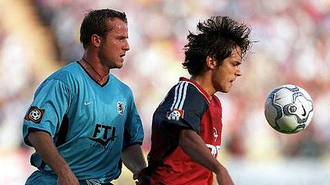 Gefürchtet als unangenehmer Gegenspieler: Holger Greilich, hier beim Derby 2001 mit Bayerns Roque Santa Cruz.